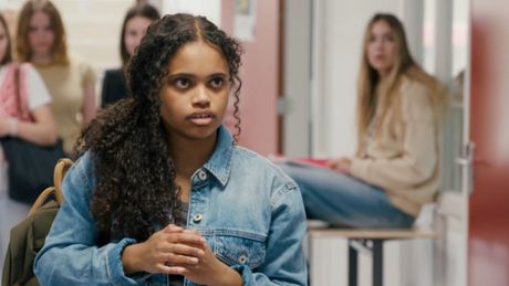 Brugklas | Violet voelt zich voor gek staan