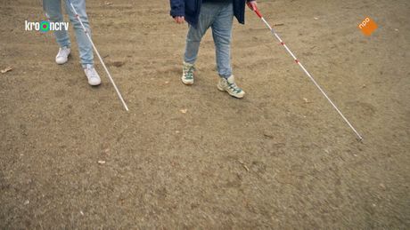 Kan Klaas blind verstoppertje spelen?