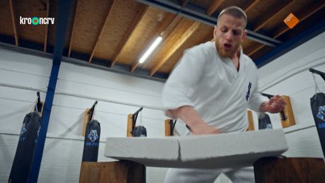Kan Klaas een betonblok doormidden slaan?