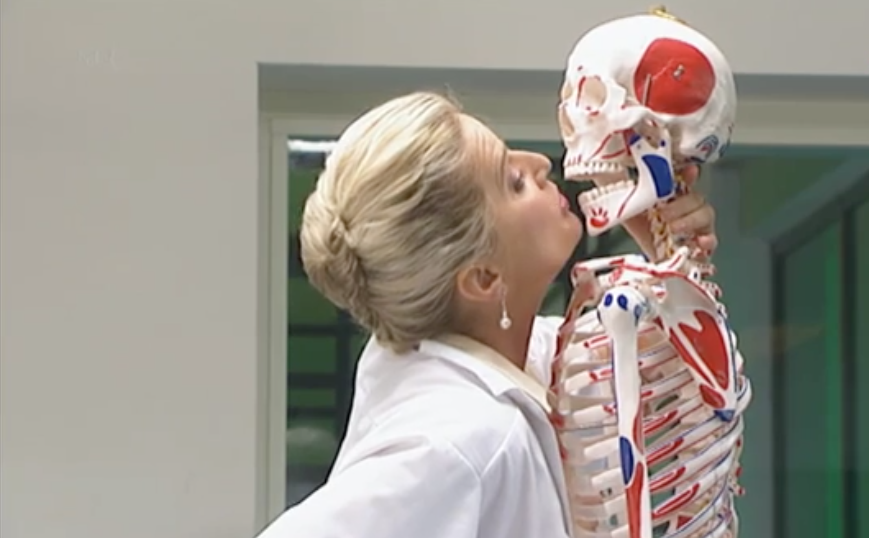 De Dokter Corrie Show | Zoenen