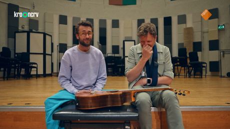 Kan Klaas Douwe Bob muzikaal begeleiden met 1 arm?