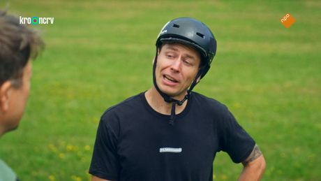 Kan Klaas skateboarden door het bos?