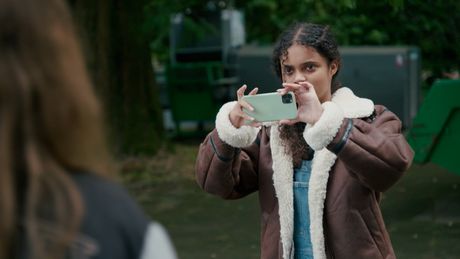 Brugklas | Violet filmt een geheim
