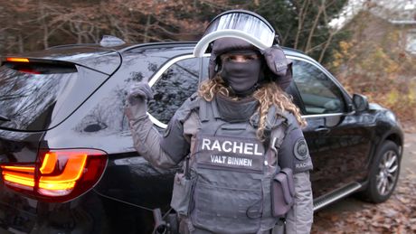 Rachel valt binnen | Politiehelikopter en het NFI