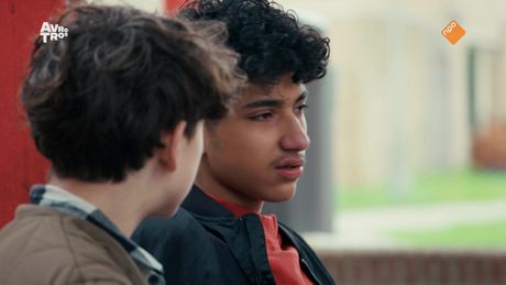 Brugklas | Amir pakt Tommy terug