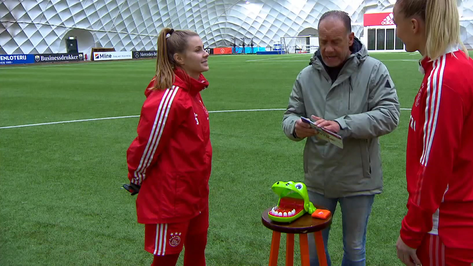 Kantine - Ajax met Stefanie vd Gragt en Victori...