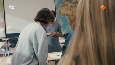 Brugklas | Meike wordt gekust