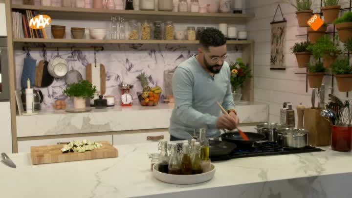 Freekehsalade en spinazie-omeletrol met gerookte kipfilet