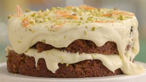 Gevulde cake, zwanensoezen en koekhuisjes