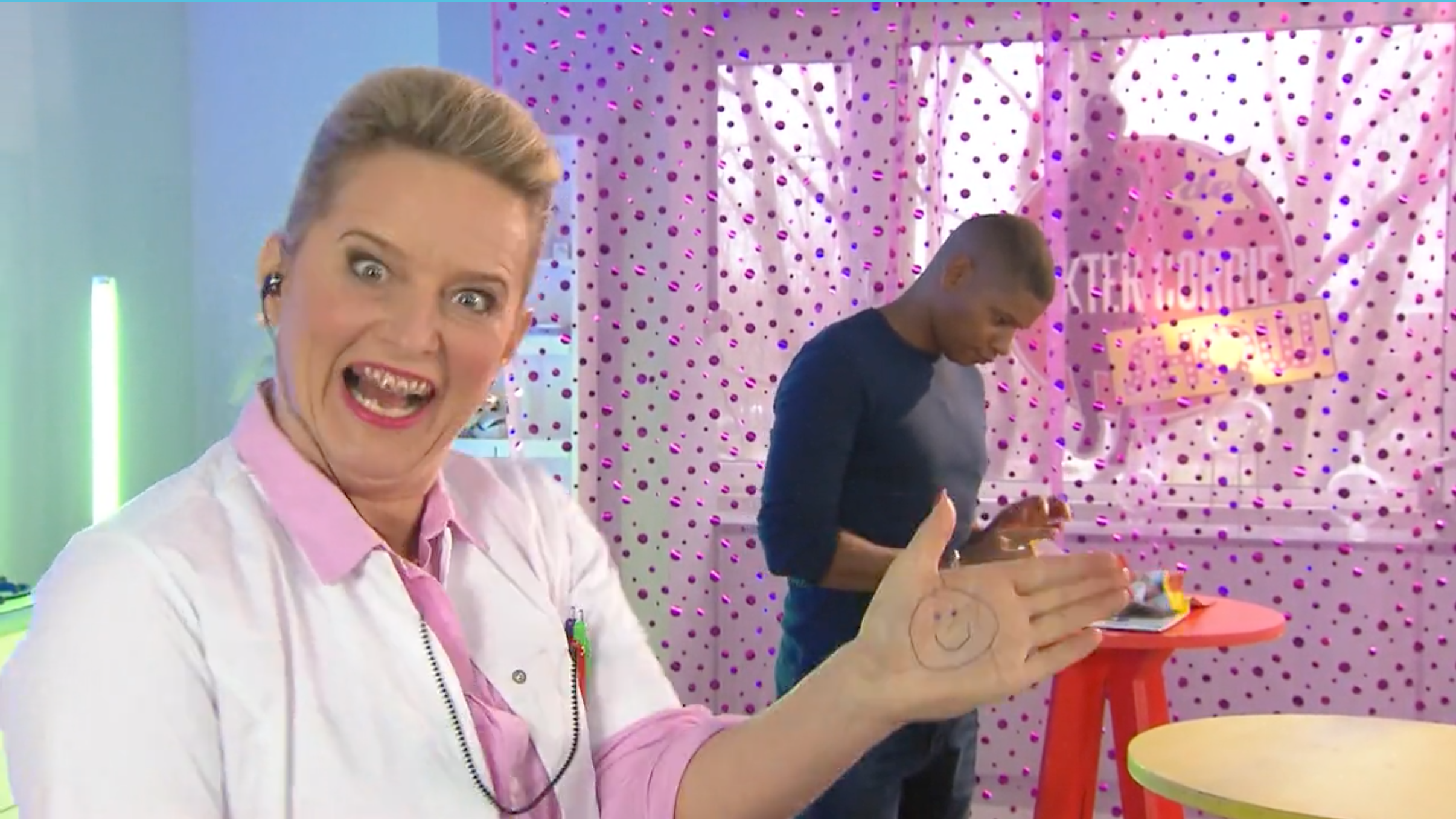 De Dokter Corrie Show | Versieren