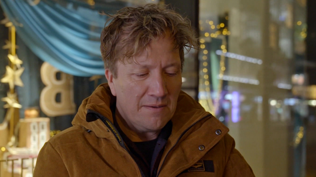 Klaas is voor één dag kerst-etaleur bij een gro...